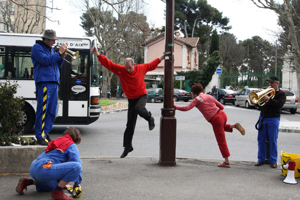 Improvisation Gare routière Aix-en-Provence Cie C un point A